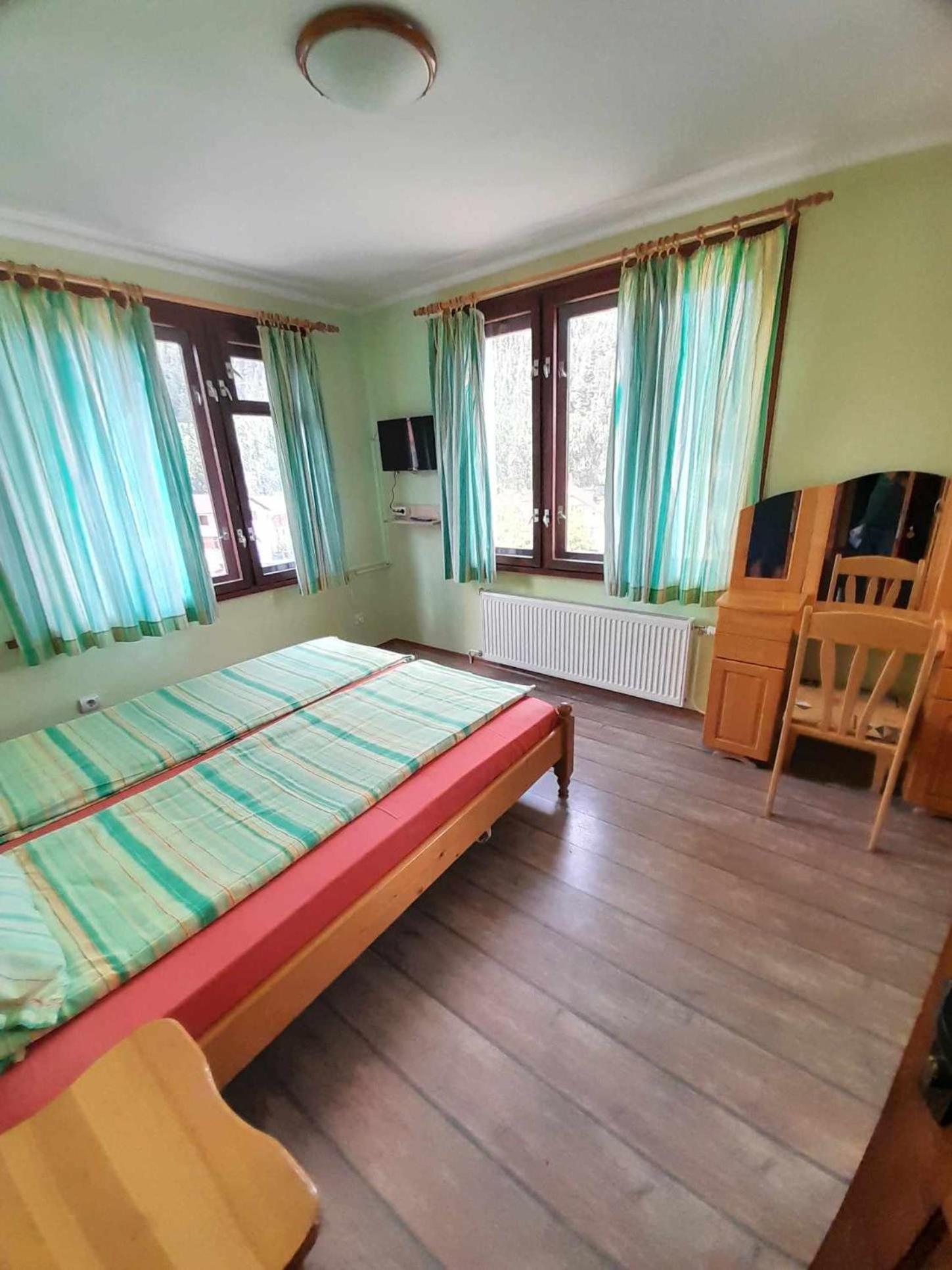 Guest House Lorian Madzhare Eksteriør billede