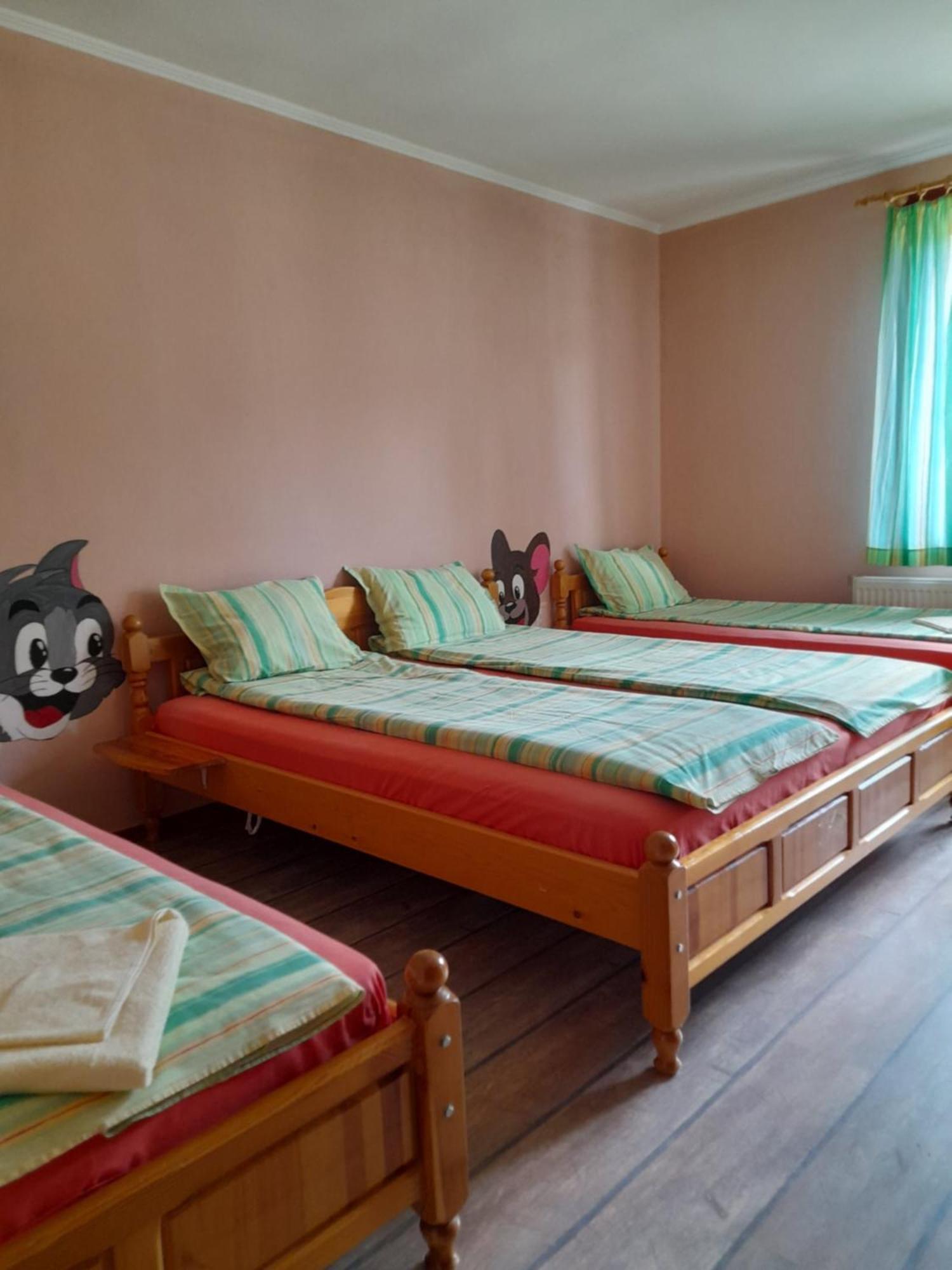 Guest House Lorian Madzhare Eksteriør billede