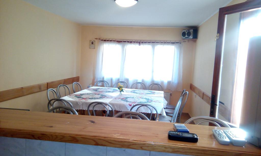 Guest House Lorian Madzhare Eksteriør billede